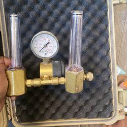  Miller Smith Premium Dual Flowmeter Regulator #33-50-580   Miller Smith Premium Dual Flowmeter Regulator #33-50-580 angle view   Miller Smith Premium