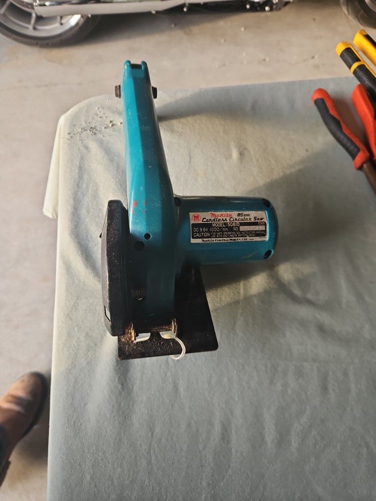 Makita 85 MM Cordless Circular Saw