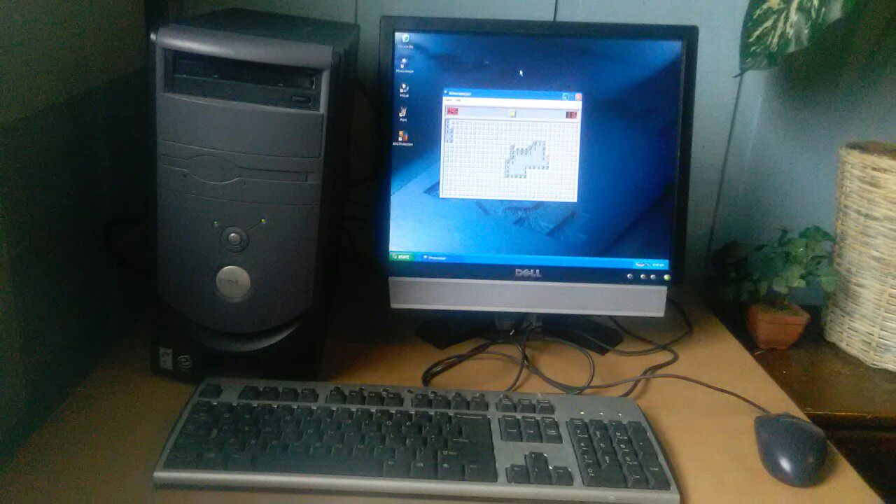 Dell Windows XP Home Edition Desktop Computer 0U7670 - $55