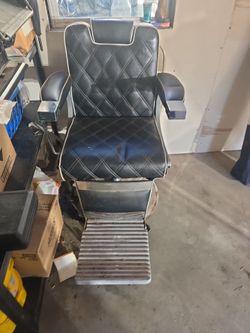 BARBER CHAIR USED 120$