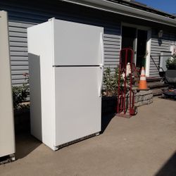 Refrigerator  Works Great Gets To 22  Degrees 