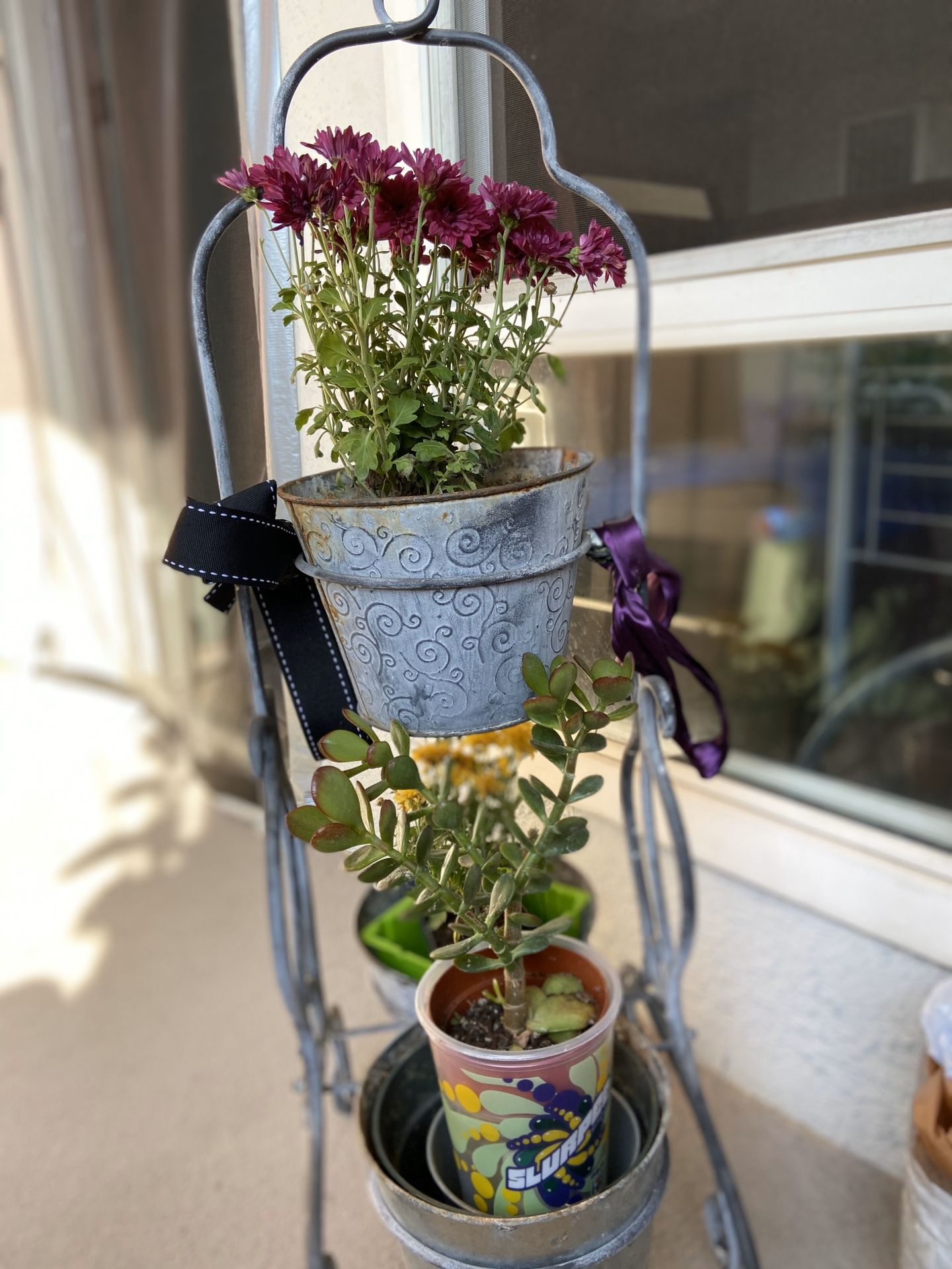 Steel triple hangers flowers included 3 steel pots. 10$