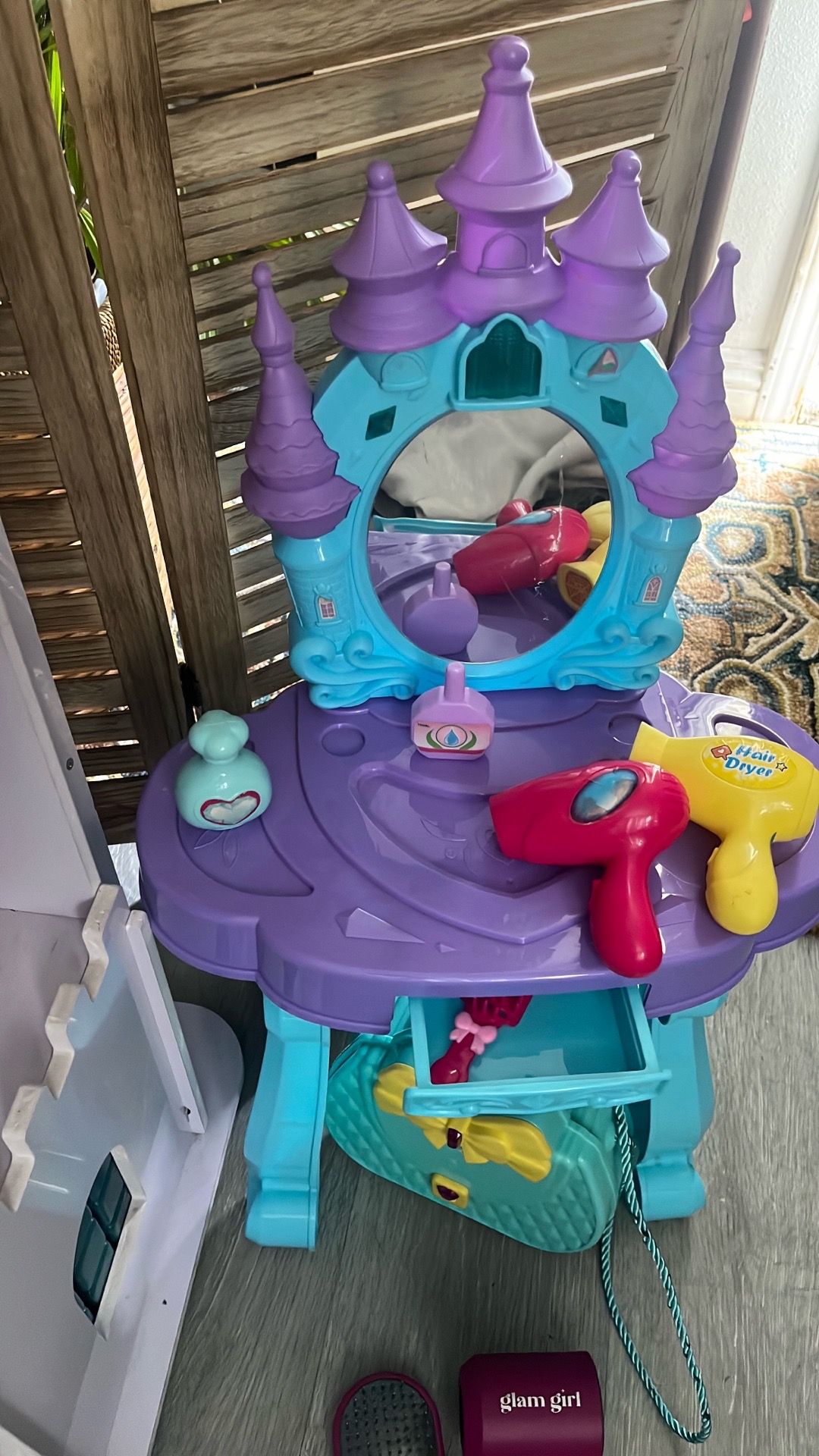 Girl’s Vanity mirror pretend play