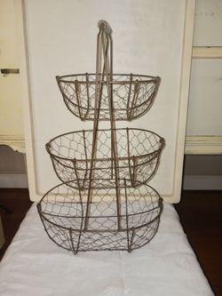 Nice metal 3 tiered basket stand