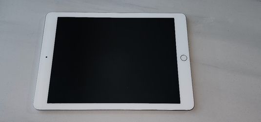 Silver White 128gb Apple ipad 6th generation with box and charger