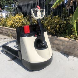 Crown Electric Pallet Jack
