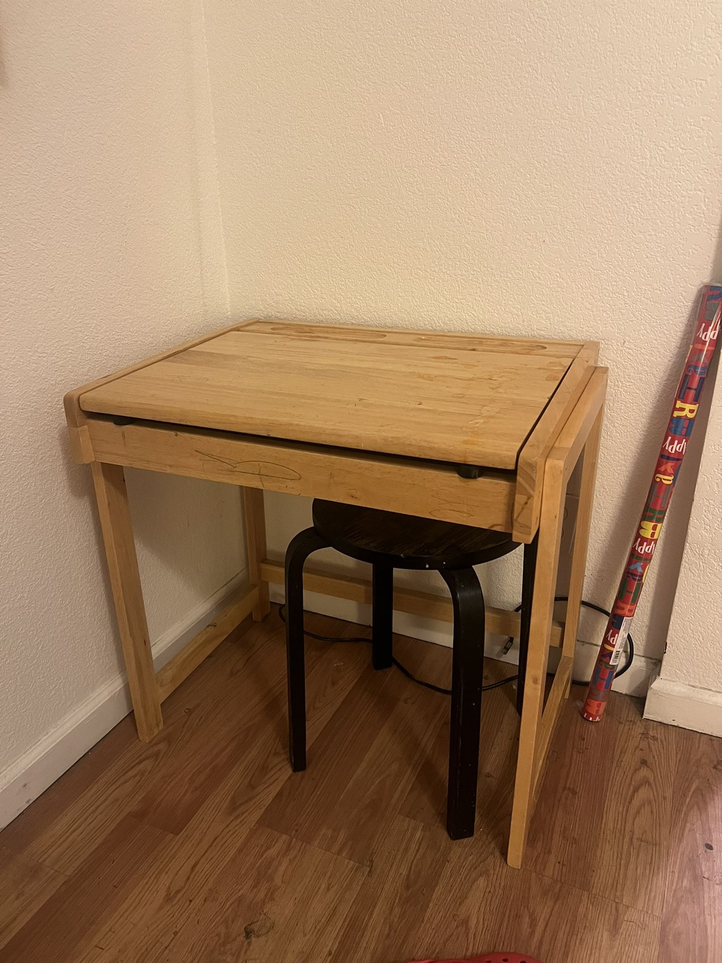 Kids School Desk $20
