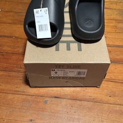 Onyx Yeezy slides sizes 6,8,9,10