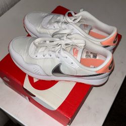 Nike MD Valiant