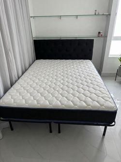 Cama queen con dos mesitas de noche