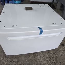 White Frigidaire Loudry Pedetal 