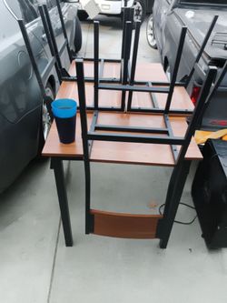 Table with 4 chairs , mesa con cuatro sillas