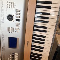 Yamaha 88 Weighted Keyboard Piano - Excellent Condition 