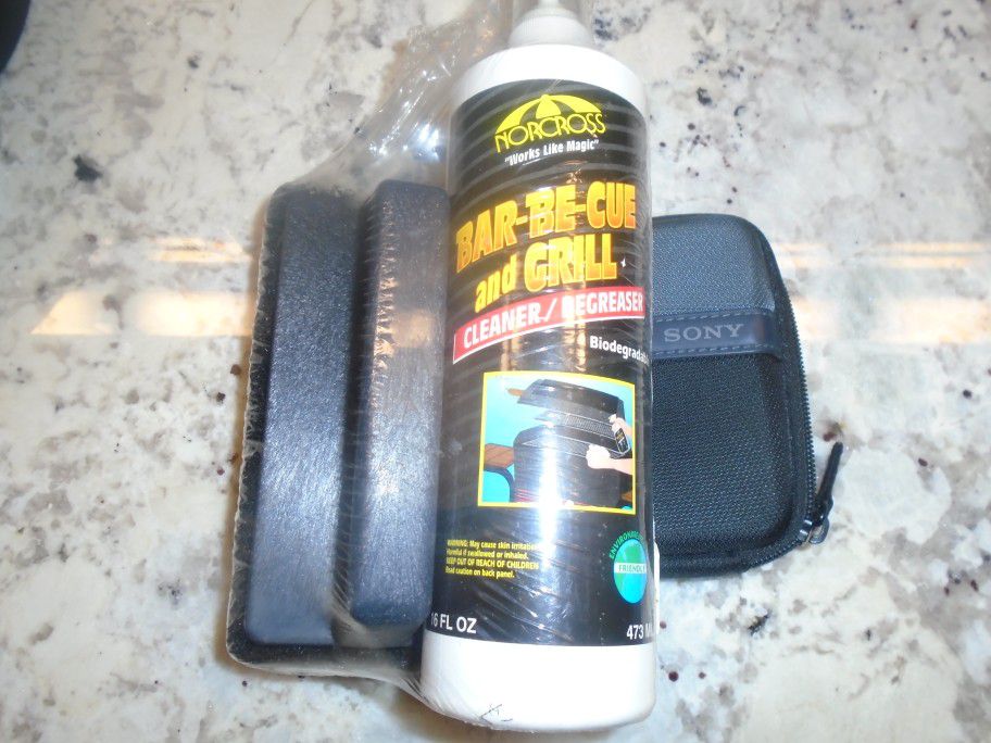 BBQ & grill cleaner/degreaser with bristle brush