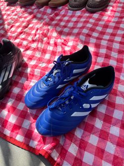 Soccer shoes