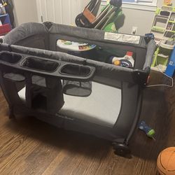 Pack n Play w/ Bassinet & Waterproof Mattress – Clean