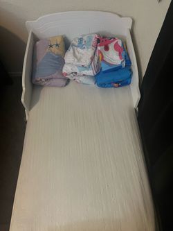 Wood toddler bed