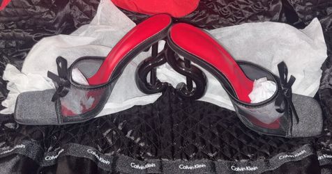 Red/black women hills