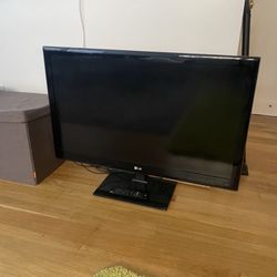 43” LG Flat Tv with Remote (Excellent Condition)