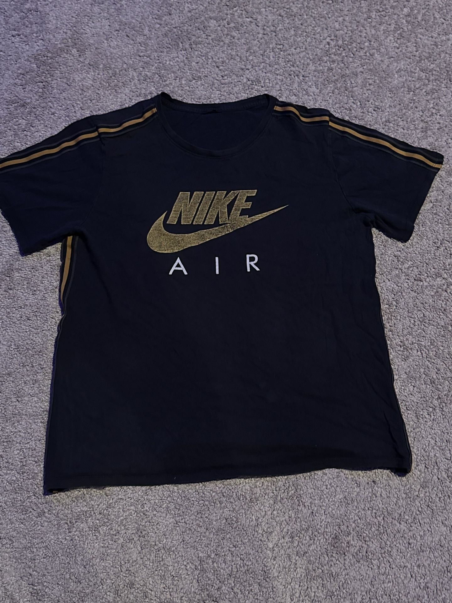 Nike Air black gold t-shirt sportswear size large in men.
