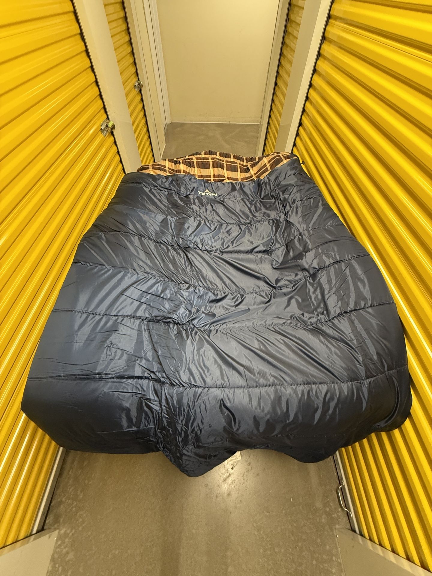 Like New Teton Sports Celcius Mammoth Queen Cold Weather Sleeping Bag 20 Degrees F 94X62