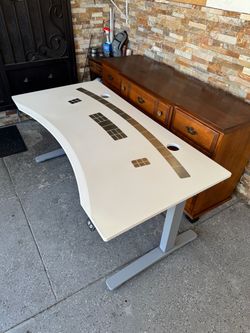 UPLIFT Electric Desk