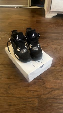 Jordan 4s white thunders (size 5.5 kids)