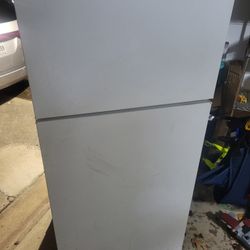 GE Refrigerator in Good condition 