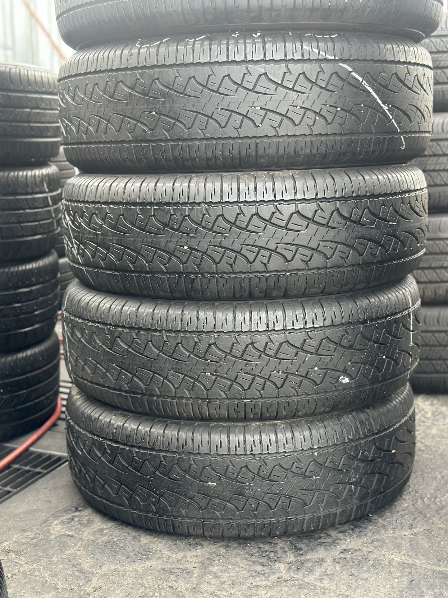 SET OF TIRE 265 70 17 PIRELLI 85% LIFE