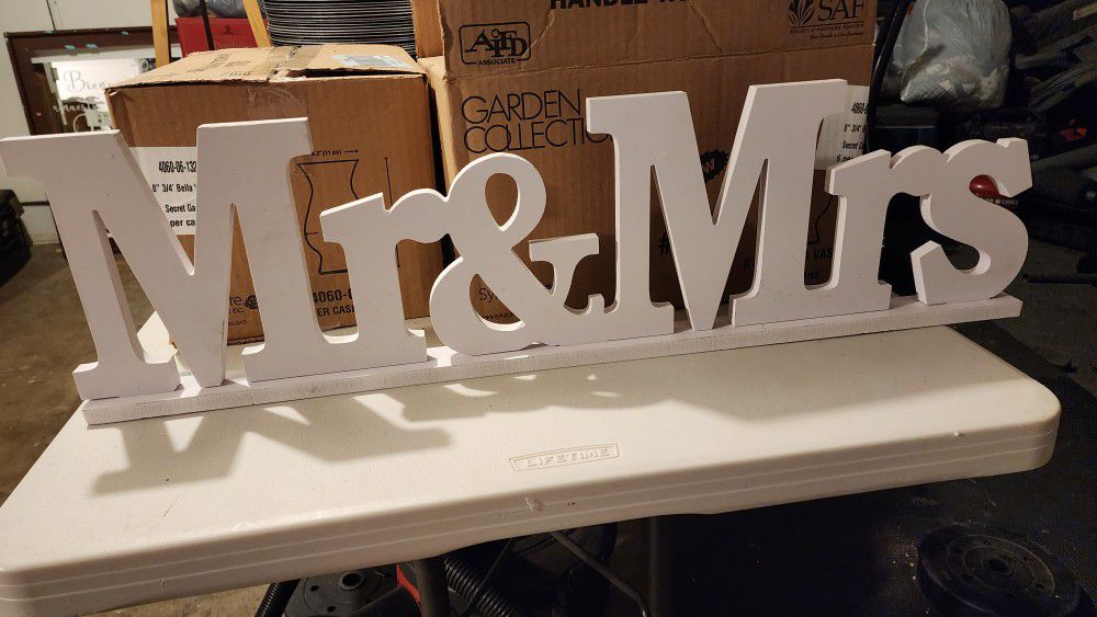 Mr & Mrs Sign