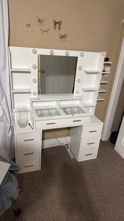 Makeup vanity