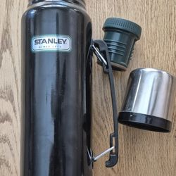 STANLEY 1ltr Stainless steel thermos
Black 
Excellent condition 