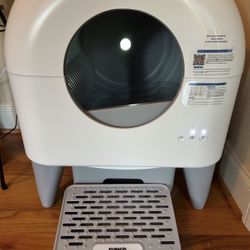 Fumoi self-cleaning litter box. NEW