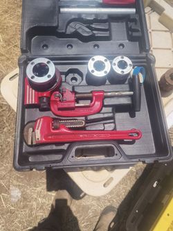 Pipe threader hand
