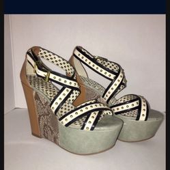 $10 JESSICA SIMPSON PLATFORM WEDGE WITH STRAPS MULTICOLORS. 6.5