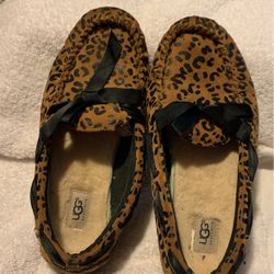 Ugg Flat Shoes Size 6 And Half