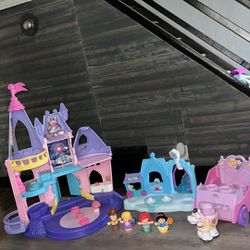 Fisher-Price Little People Disney Princess Castle/Frozen Arendelle Skating Rink l/Royal Carriage and Figures  Missing one flag
