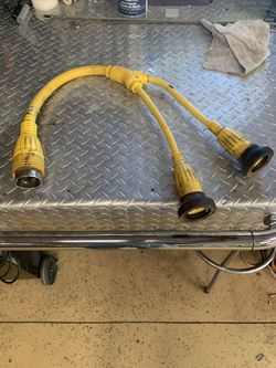 Dual power cord for boat dock