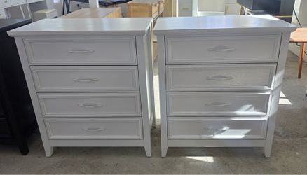 4 Drawer Dresser, black and white $100. Apple valley