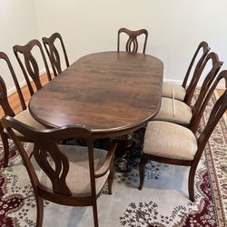 Beautiful Dinning Room Table 