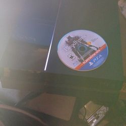 PS4 CON UN JUEGO Y UN CONTROL