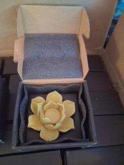 HomArt Lotus Flower Tealight Candle Holder – Yellow Ceramic

Brand: HomArt Material: Glazed ceramic with a crackle finish Color: Golden yellow Size: A