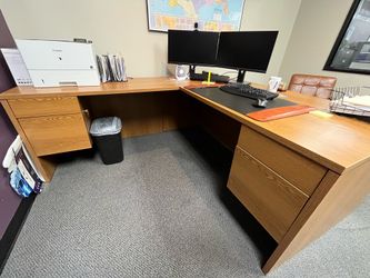 Wooden L-shaped desk table