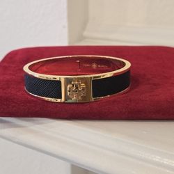 Brand New Black Tory Burch Kira Enamel Medium Hinged Bangle Bracelet with logo 18K-Gold-Plated