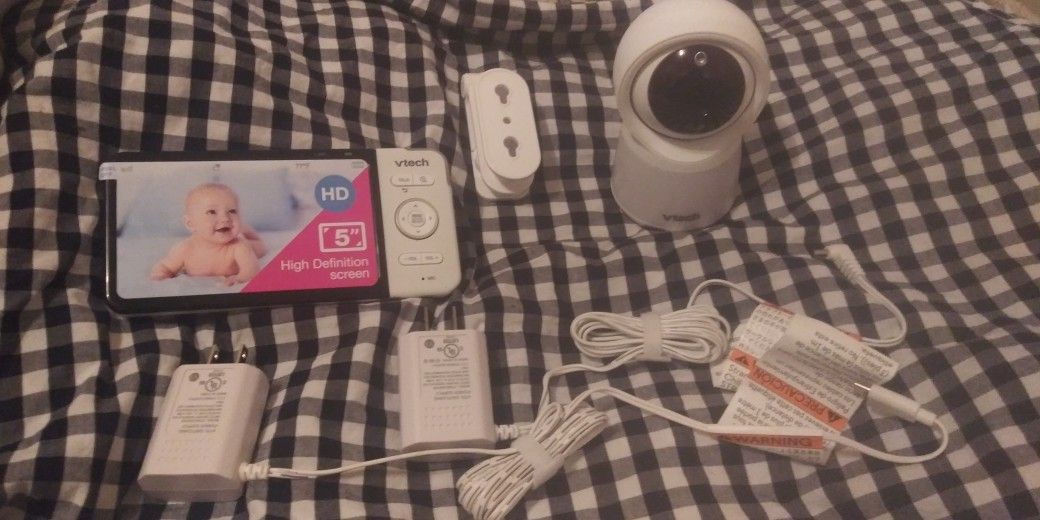 VTech - 5" Video Baby Monitor w/Adaptive Night Light - White

