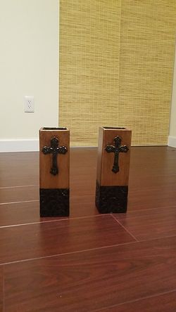 2 vases with crosses
