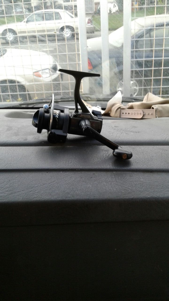 Shimano adults granite reel right or left handed weighs 6 Oz excellent condition