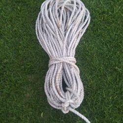 mide 250 pies delargo 