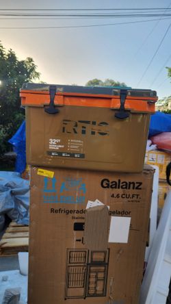 32 QT Ultra-Light Cooler little damege