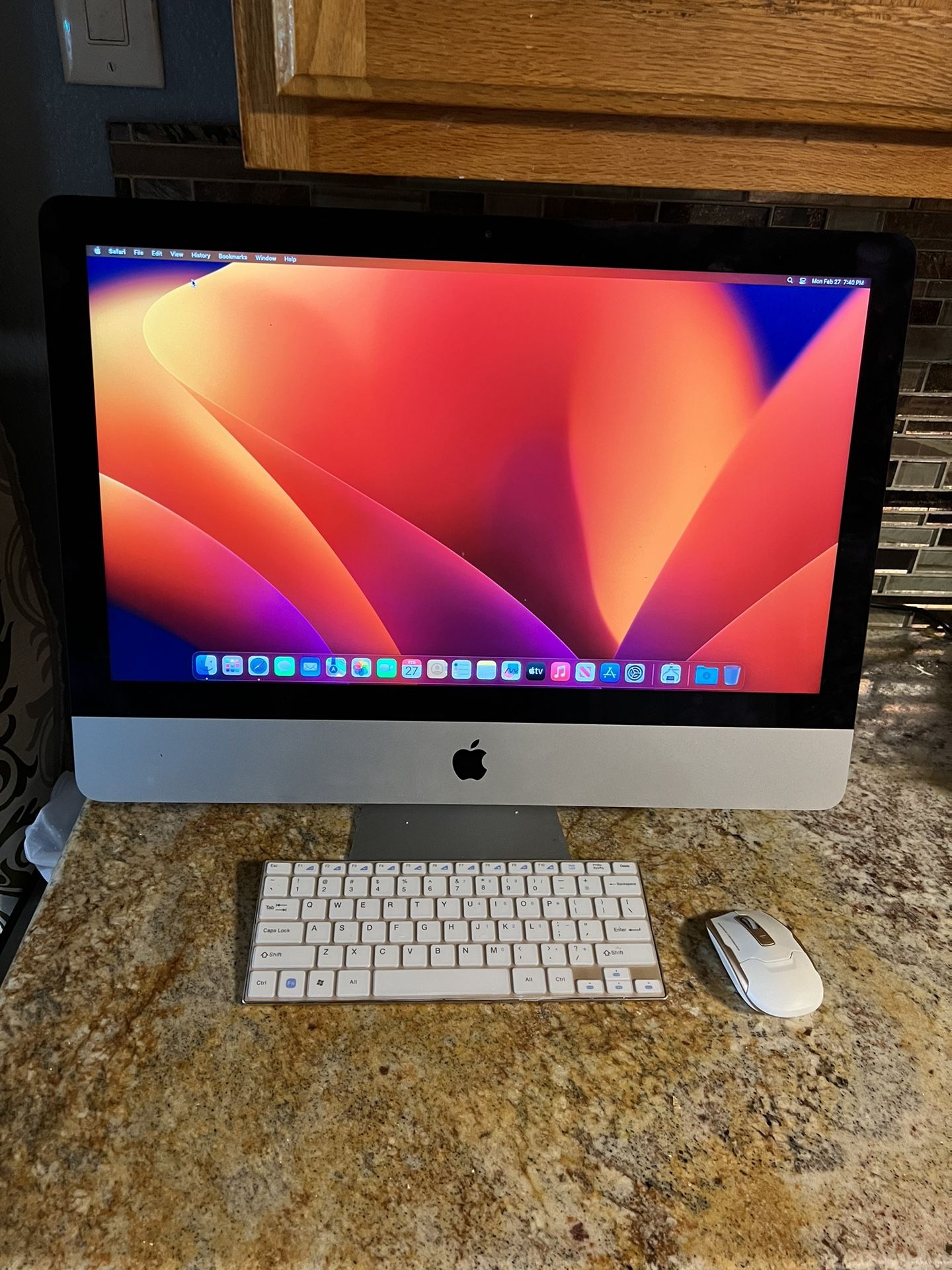 Apple I Mac With Wireless Keyboard  And Mouse